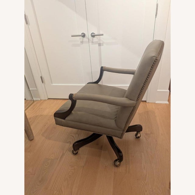 Traditional Late 20th Century Cabot Wrenn Norfolk Swivel Leather & Mahogany Chair For Sale - Image 3 of 4