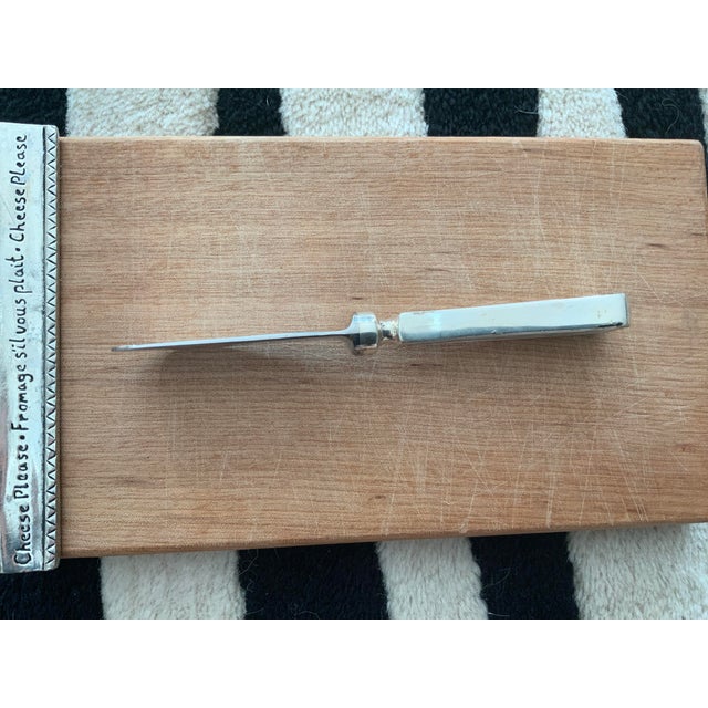 1990s Petite Wood and Pewter Cheese Board With Mouse & Cheese Knife- 2 Pieces For Sale - Image 11 of 13
