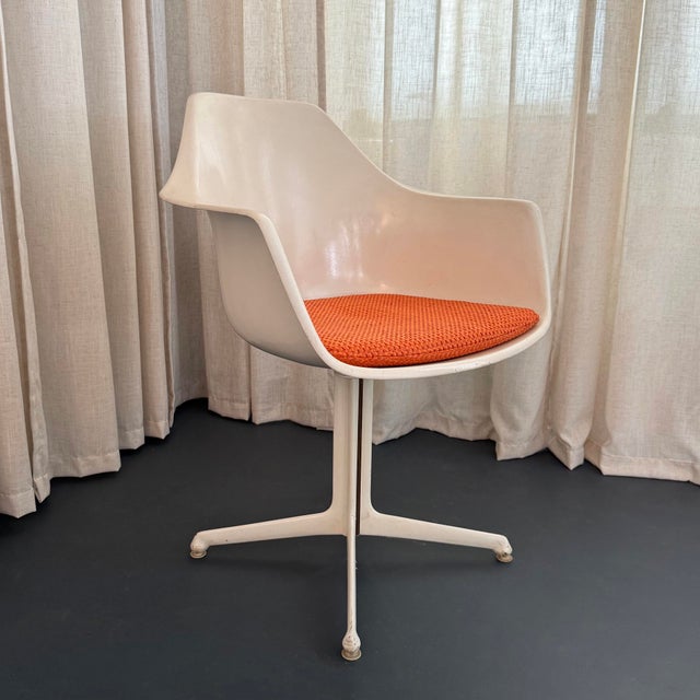 Arkana Furniture Mid-Century Modern Fiberglass Pedestal Arkana Chair by Maurice Burke For Sale - Image 4 of 8