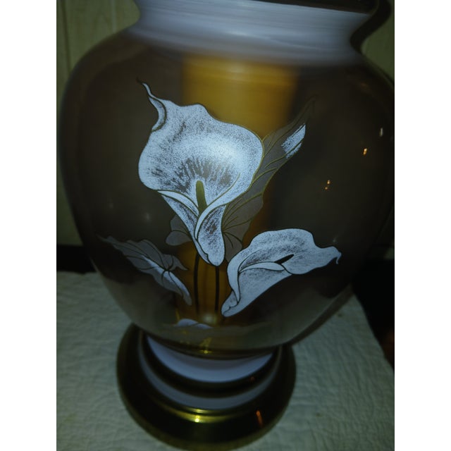 1970s 1970s Hollywood Regency Brass and Pink Glass Ginger Jar Table Lamp With Handpainted Calla Lily For Sale - Image 5 of 12