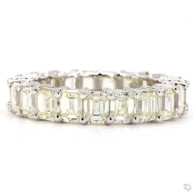 This statement ring centers on a 5.28-carat diamond in a crisp princess cut. Crafted in 18k gold, it makes a versatile...