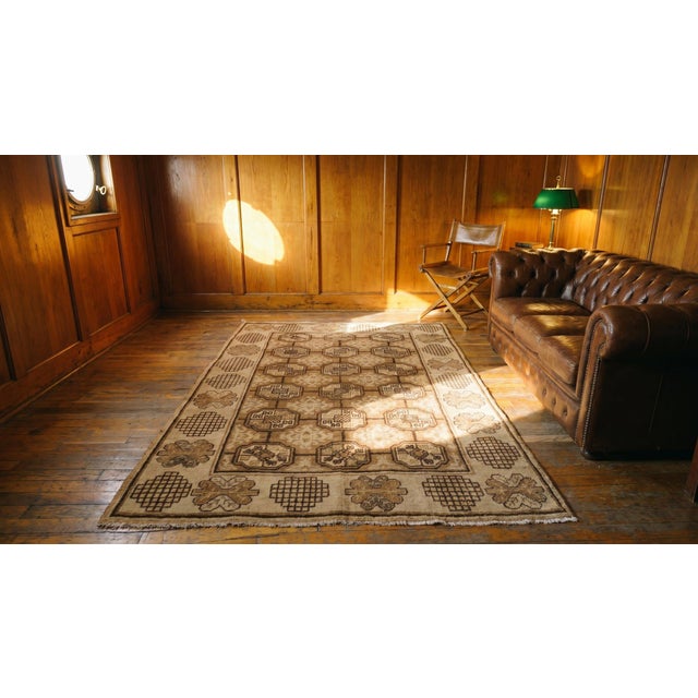 1920s Tan Beige Geometric Antique Chinese Khotan Rug 4'8"x 8'2" Handknotted Wool Carpet For Sale - Image 9 of 9