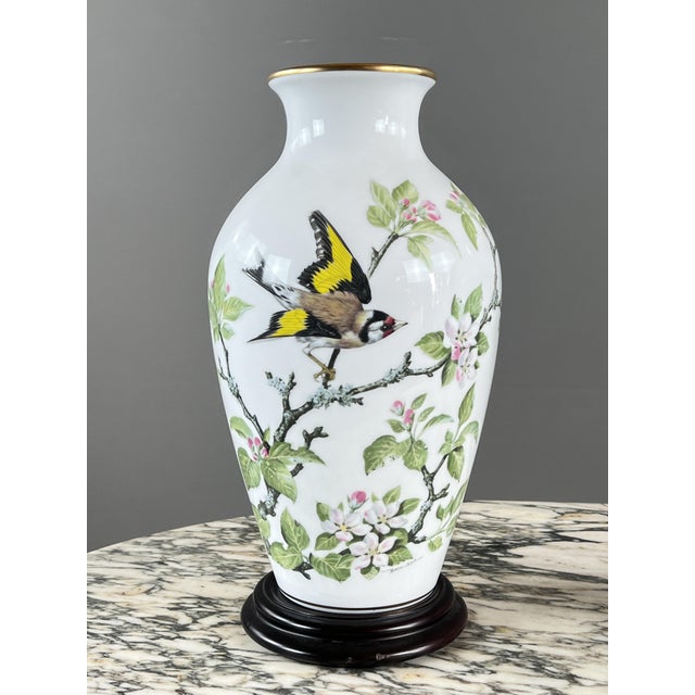 The Meadowland Bird Vases in Porcelain from Franklin, 20th Century, Set of 2 For Sale - Image 3 of 10