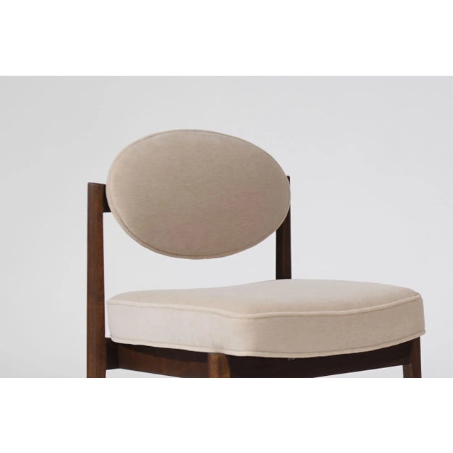 Set of 2 Walnut Side Chairs by Jens Risom in Natural Mohair, Circa 1950s For Sale - Image 11 of 11