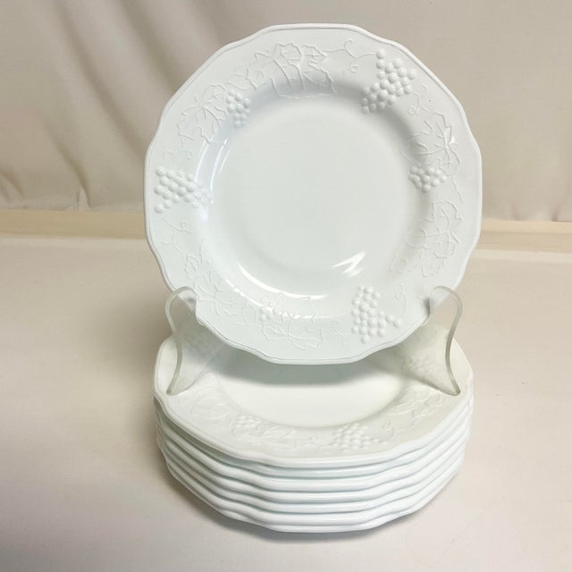American 1970s Americana Arts & Crafts Indiana Glass Co. Grape Leaf Cluster Dinner Plates - Set of 8 For Sale - Image 3 of 12