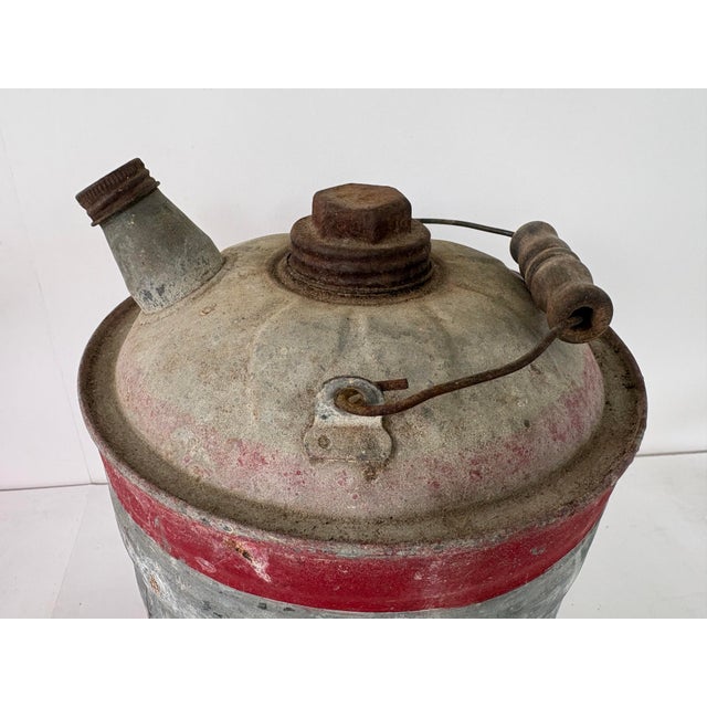 Vintage Galvanized Metal Oil Can With Red Bands & Wooden Handle, C. 1930s–1940s For Sale In Orlando - Image 6 of 8
