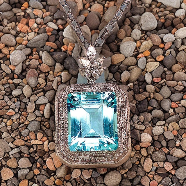 Traditional Natural Aquamarine Diamond Gold Necklace 27 TCW GIA Certified For Sale - Image 3 of 14