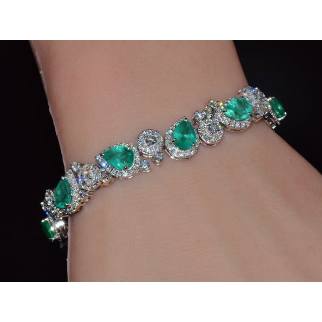 Green Late 20th Century Gia Natural 15cts Brazilian Emerald Diamond 18k White Gold Bracelet For Sale - Image 8 of 13