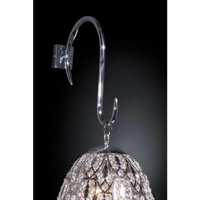 This wall lamp works with G9 led bulbs and has a silver finish. European Plug (up to 250V).