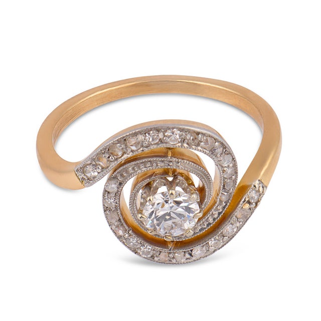 Traditional 1910s Edwardian Diamond Two Tone 18k Gold Swirl Ring, Size 5 For Sale - Image 3 of 6