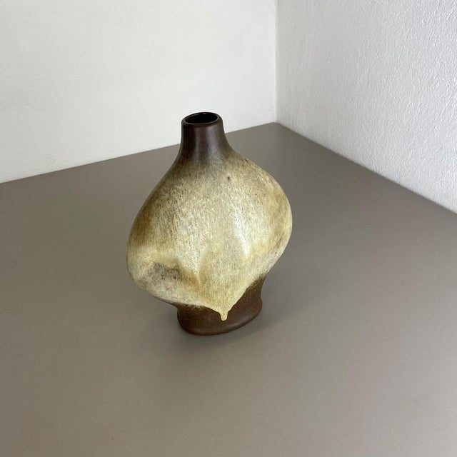 Article: Ceramic pottery vase Origin: Germany Designer: Gerda Heukeroth Producer: Carstens Tönnieshof, Germany Decade:...