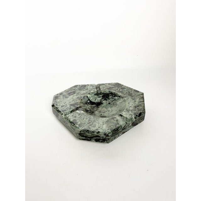 French green marble ashtray dating from the 1950s. Carved from a solid piece of richly veined stone, it features an...