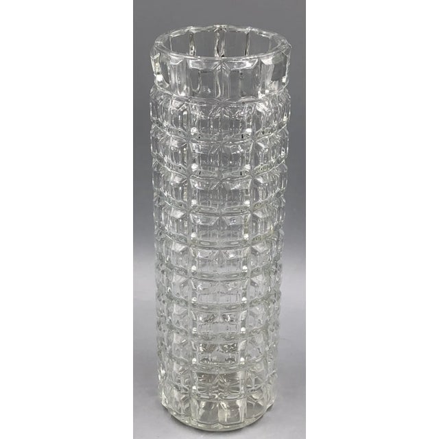 This enchanting crystal glass vase is a true jewel for lovers of classic elegance and timeless style. The vase impresses...