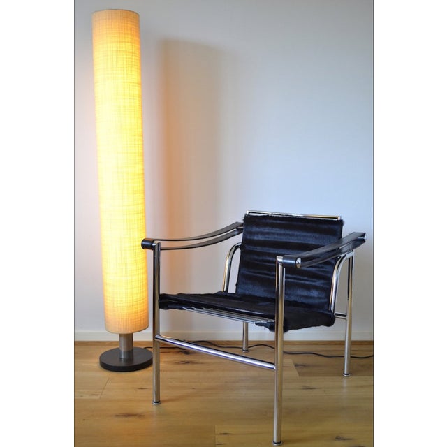A very simple, brutalist column floor lamp from the Dutch company Philips, dating from the 1960s. The lamp consists of a...
