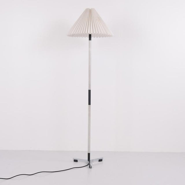 Metal floor lamp designed by jo hammerborg for fog & mørup. The lamp has a classic danish design expression from around...