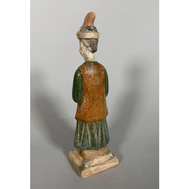 Sculpture of a Mingqi servant, China, Ming Dynasty (1368-1644) For Sale - Image 4 of 7