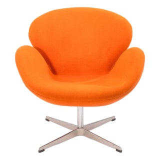Vintage Orange Fabric Swan Chair by Arne Jacobsen for Fritz Hansen For Sale