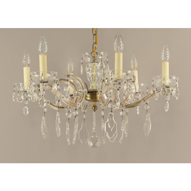 The chandelier requires 6 x e-14 candle bulbs. all types of light sources e-14 bulb socket can be used (led, energy-saving...
