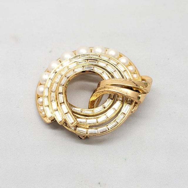 Trifari Vintage Signed Crown Trifari Goldtone Faux-Pearl & Clear Rhinestone Baguette Circle Brooch For Sale - Image 4 of 6