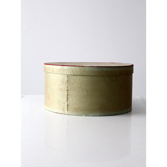 Vintage 1950s Penney’s Marathon Men’s Hat Box Round Storage Box For Sale - Image 6 of 9