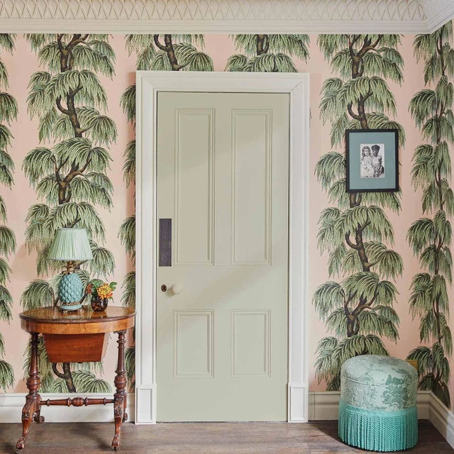 Introduce the ambience of 1950s Palm Springs into your home with the luxurious 'Babylon' wallpaper featuring the weeping...
