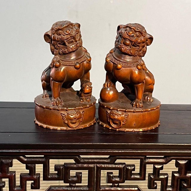 1980s Vintage Boxwood Carved Foo Dogs / Guardian Lions - Pair of Miniature Statues For Sale - Image 5 of 9