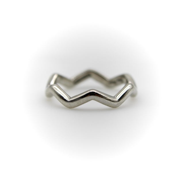 This platinum Tiffany & Co. Zig Zag ring is a signature Paloma Picasso design. The ring is part of her iconic Graffiti...