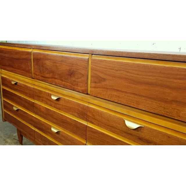 1960s 1960s Refreshing Mid Century Modern Walnut 9 Drawer Long Dresser Mainline Hooker For Sale - Image 5 of 12