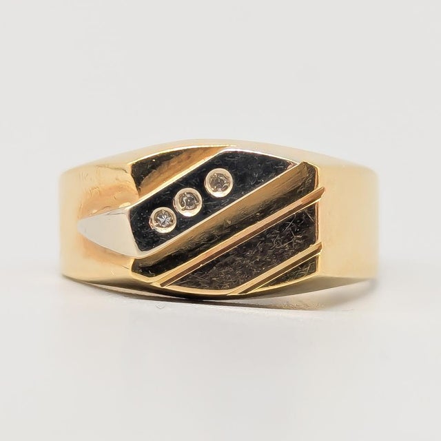 Signet Ring in Gold with Diamonds For Sale - Image 4 of 4
