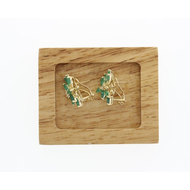 2020s Emerald Cluster Floral Earrings 14k Yellow Gold, 2 Pieces For Sale - Image 5 of 5