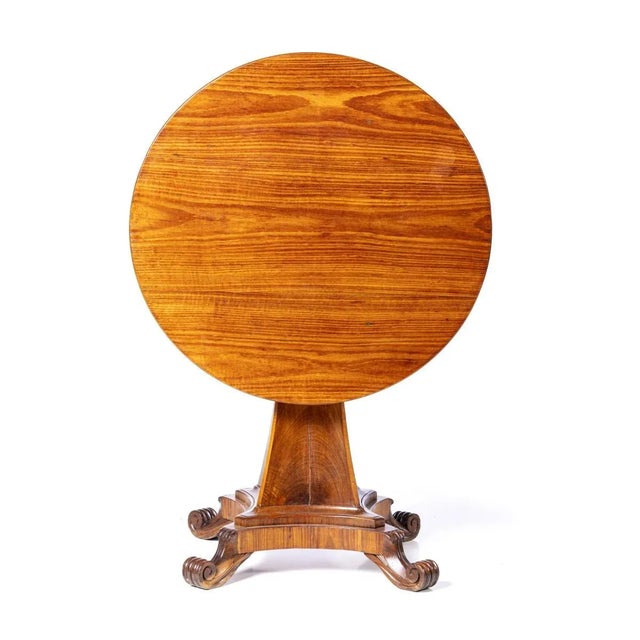 Portuguese, 19th century in oilwood with tilting top, columns with four curved feet. Dimensions: 77 x 87 x 89 cm.