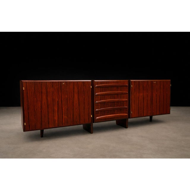 1960s Brazilian Modern Rosewood Credenza With Brass Details by Jean Gillon, Brazil, 1960s For Sale - Image 5 of 14