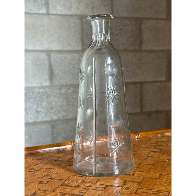 Great vase or decanter, very nice form and fantastic detailing with atomic motif. Has a nice size and presence. very good...