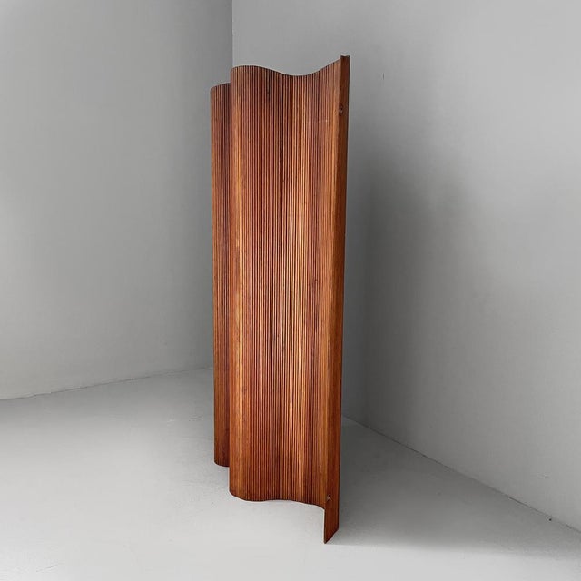 Italian mid-century modern self-supporting wooden screen, 1950s Freestanding screen with wavy upper profile, composed of...