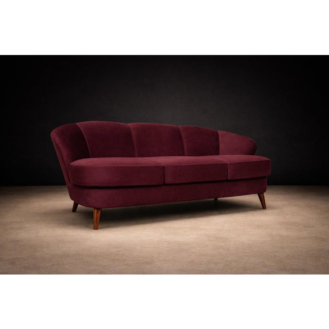 Wine “Concha” Sofa in Plum Mohair Velvet, Joaquim Tenreiro, Brazil, 1960s For Sale - Image 8 of 15