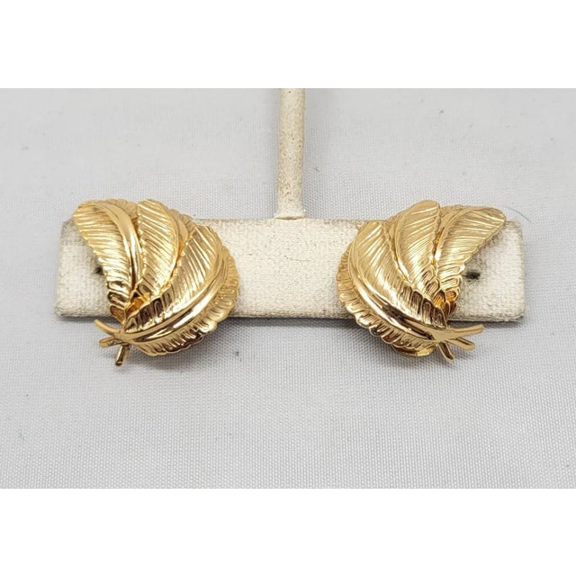 Vintage 1960s Signed Napier Goldtone 3 Feather Clip Earrings - 2 Pieces For Sale In Philadelphia - Image 6 of 8