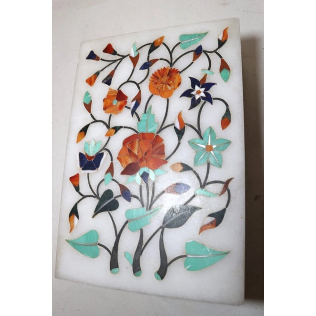 Vintage Handmade Indian Agra Marble Inlaid Stone Marquetry Lapis Turquoise Box For Sale - Image 4 of 10