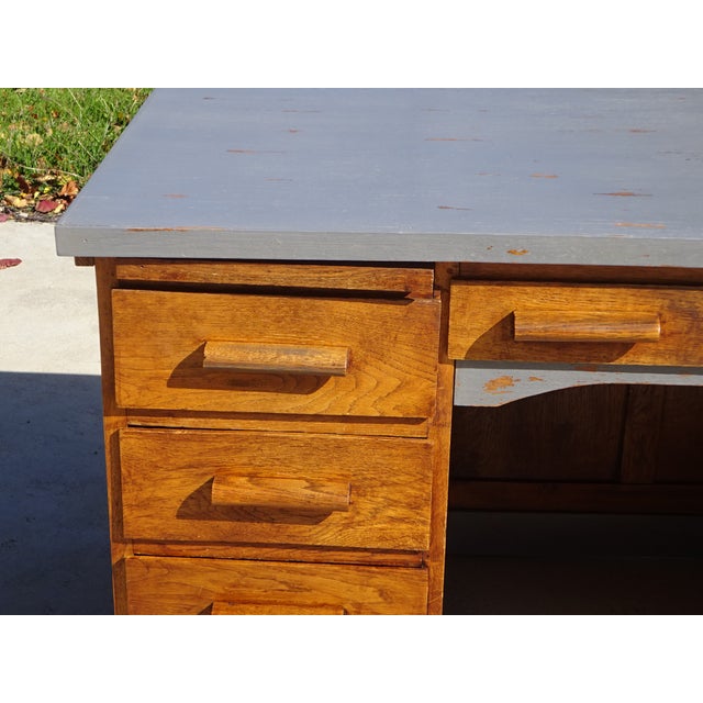 Large 9-drawer desk in oak and veneer, mid-20th century. Top: 137 x 77 cm, recently hand-patinated gray paint and finished...