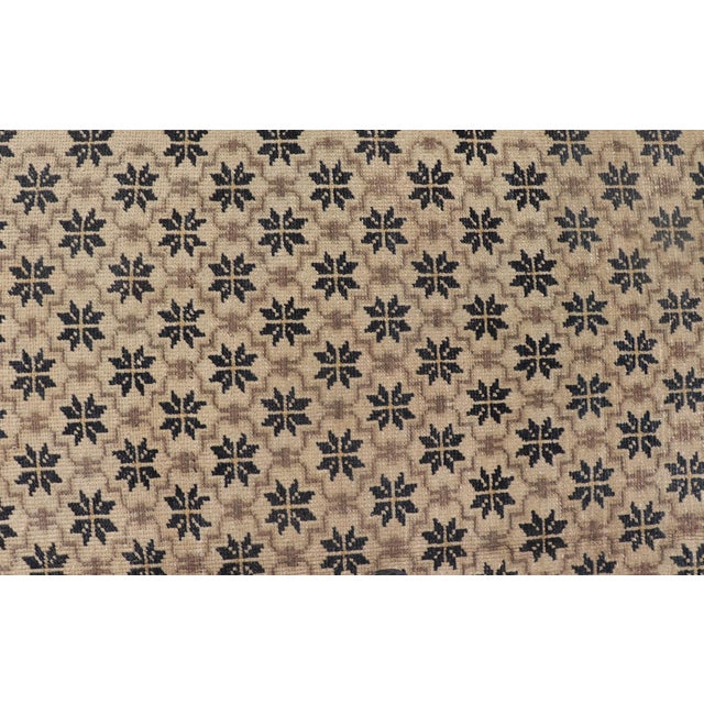 Vintage Turkish Oushak Rug With Latticework and Poinsettia Shapes 4'4 X 9'9 For Sale In Atlanta - Image 6 of 15