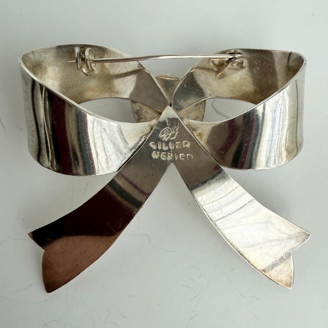 Traditional Sterling Silver and Amethyst Bow Brooch by Damaso Gallegos - Taxco, Mexico - 1940s For Sale - Image 3 of 4