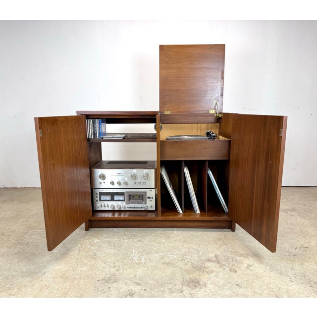 Drexel Mid Century Modern Walnut Media / Stereo Cabinet / Credenza For Sale - Image 4 of 12