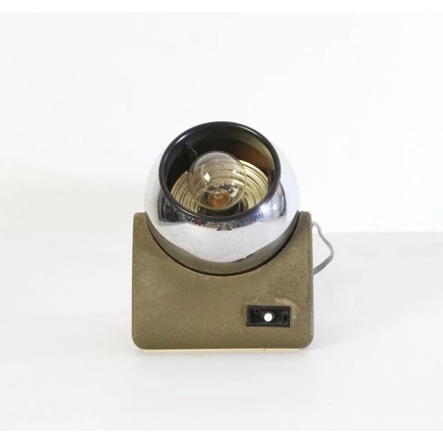 A fun lamp suitable for small spaces or to put an accent light on an object. The chrome ball is attached with a magnet...