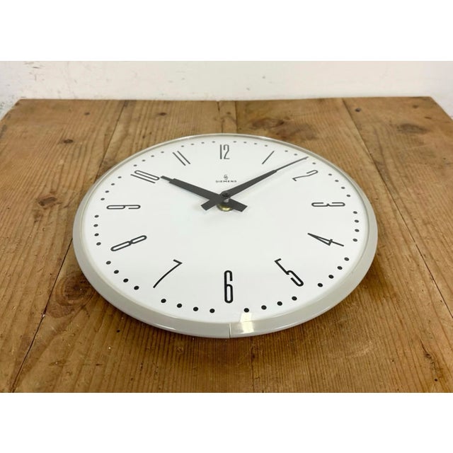 Industrial Factory Grey Wall Clock from Siemens, 1970s For Sale - Image 10 of 17