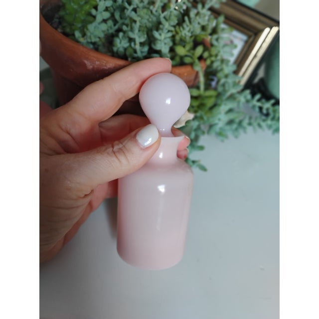 French Early 20th Century Pair of French Pink Opaline Perfume Bottles With Original Stopper For Sale - Image 3 of 12