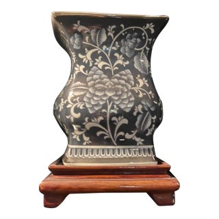 1970s Blue & White Floral Porcelain Vase With Wooden Stand – Square Baluster Form Asian Decorative Vessel For Sale