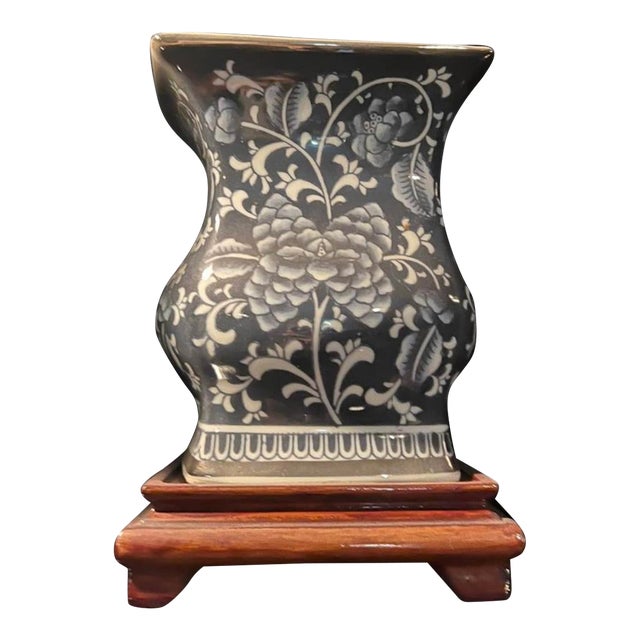 1970s Blue & White Floral Porcelain Vase With Wooden Stand – Square Baluster Form Asian Decorative Vessel For Sale