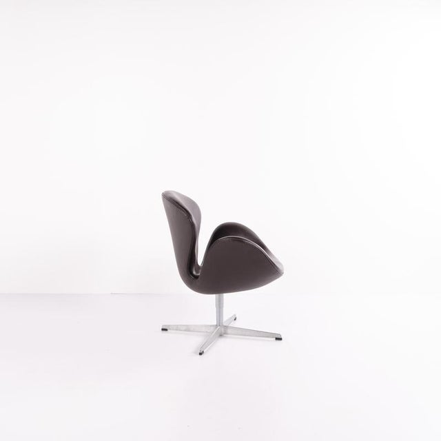Fritz Hansen Swan Chair in Dark Brown Leather by Arne Jacobsen and Fritz Hansen, 2007 For Sale - Image 4 of 14