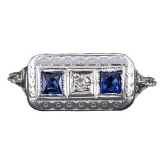 1920s Vintage Art Deco Three Stone Filigree Ring Diamond and Synthetic Sapphire 14k White Gold Size 6.5 For Sale