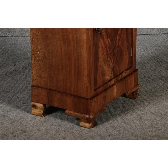 Antique Biedermeier Bedside Table in Walnut, 1830 For Sale - Image 12 of 18