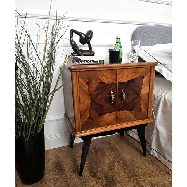 Very elegant and refined Italian 1950s Mid-Century Modern design, pair of bedside tables with double front door, glass top...